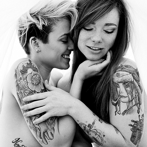 Татуированная азиаточка пригласила нежную лесбиянку на классный орал