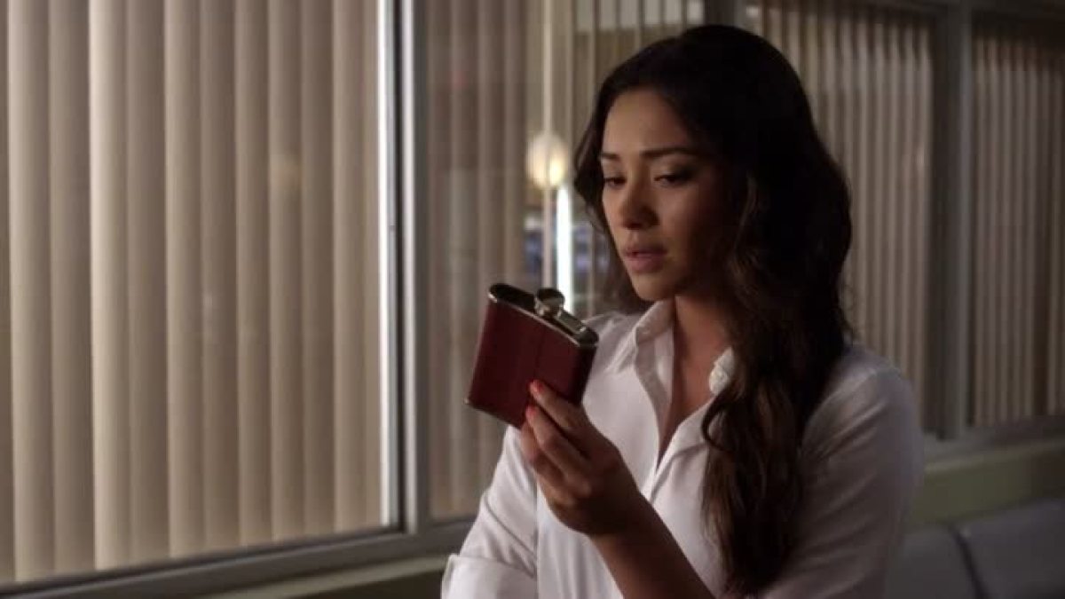 Pretty Little Liars Recap 305: That Girl is Poison in Your Drink |  Autostraddle