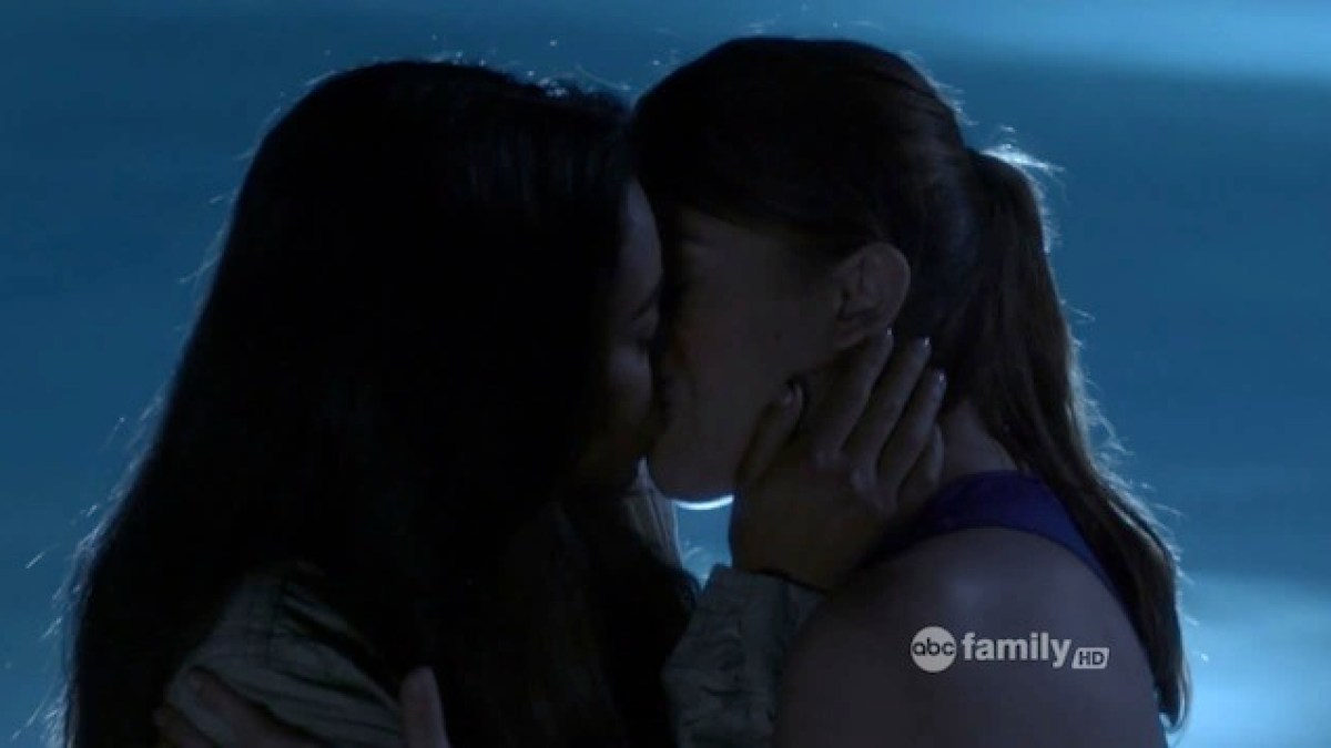Pretty Little Liars Recap 308: Actual Stolen Lesbian Kisses For Real |  Autostraddle