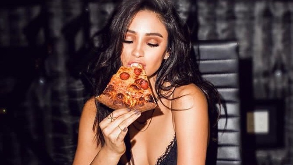 This look delicious. Shay Mitchell с пиццей. Шей Митчелл селфи. Шей Митчелл Пич. Шей Митчелл в Нижнем белье.