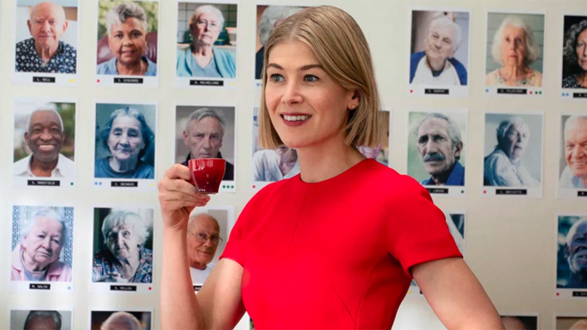 Rosamund Pike Is a Sociopathic Lesbian F*cking Lioness in The 