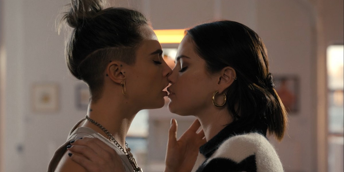 Only Murders In The Building Cara Delevingne Dishes On That Selena Gomez Kiss