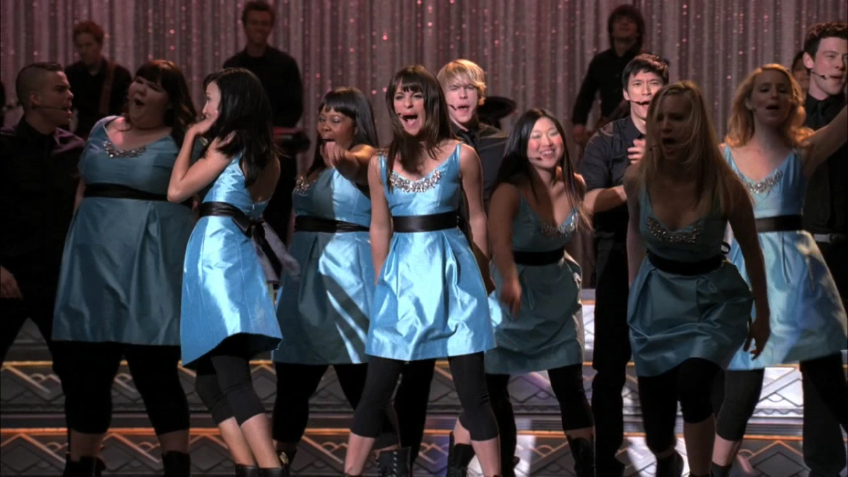The cast of Glee sing Loser Like Me