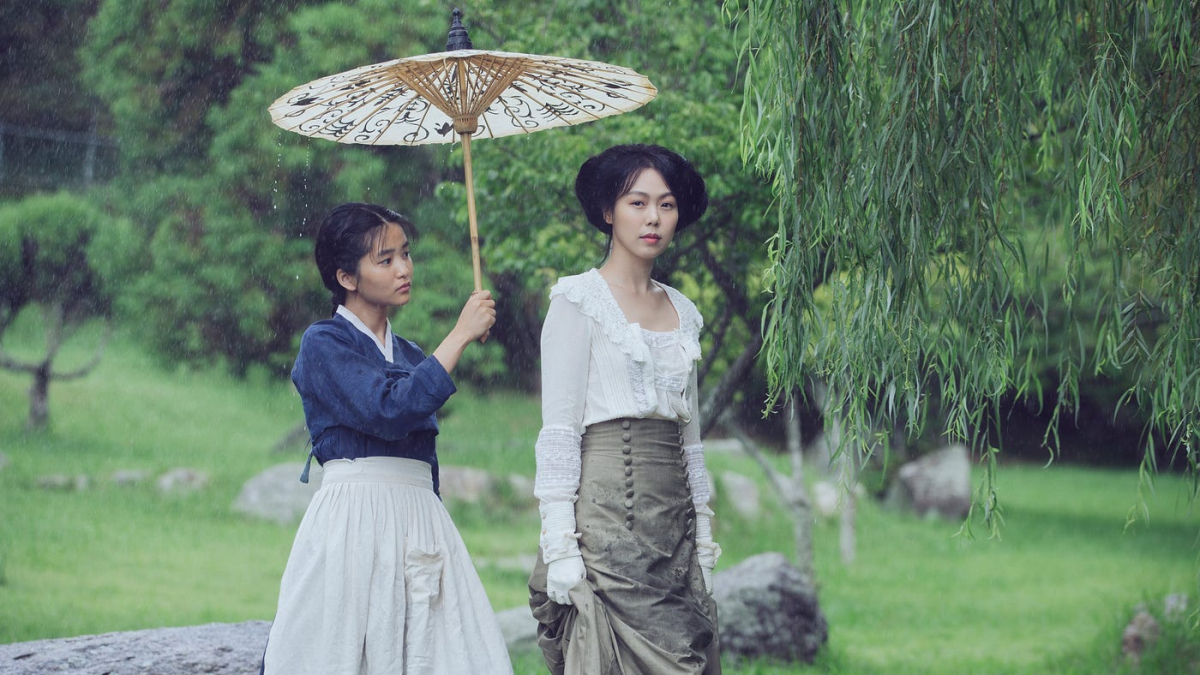 Best lesbian movies #7: Kim Tae-ri holds an umbrella over Kim Min-hee in the rain.