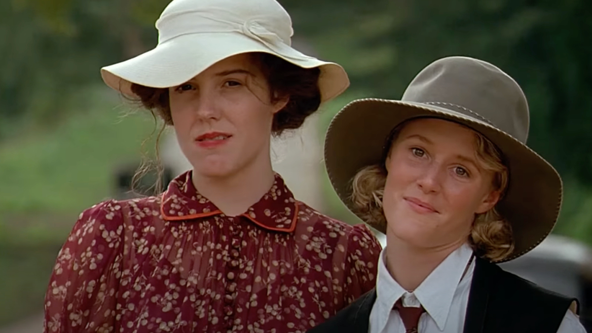 Mary-Louise Parker and Mary Stuart-Masterson stand next to each other in wide hats.
