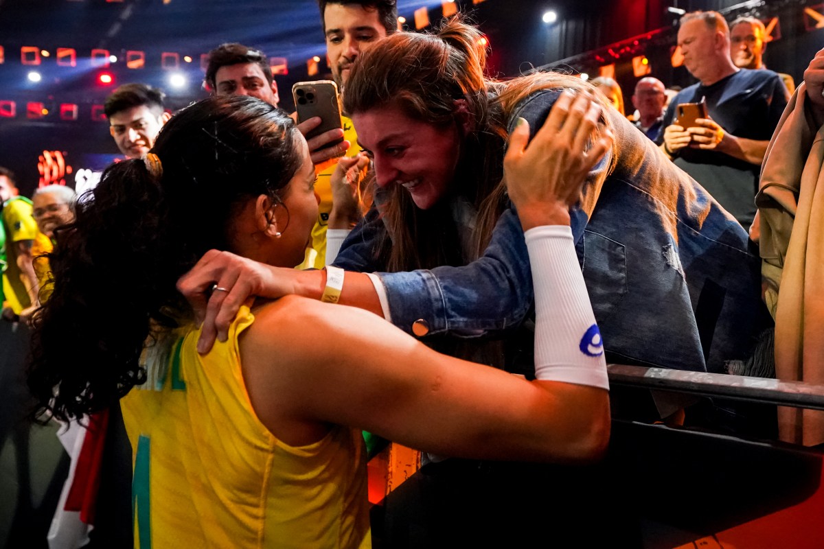 APELDOORN, NETHERLANDS - OCTOBER 13: Ana Carolina Da Silva of Brazil is congratulated by her girlfriend Anne Buijs of the Netherlands during the Semi Final match between Italy and Brazil on Day 19 of the FIVB Volleyball Womens World Championship 2022 at the Omnisport Apeldoorn on October 13, 2022 in Apeldoorn, Netherlands (Photo by Rene Nijhuis/Orange Pictures/BSR Agency/Getty Images)