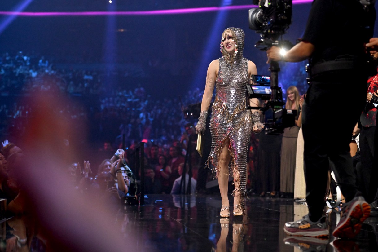 ELMONT, NEW YORK - SEPTEMBER 11: Chappell Roan accepts the award for Best New Artist onstage during the 2024 MTV Video Music Awards at UBS Arena on September 11, 2024 in Elmont, New York.  (Photo by Noam Galai/Getty Images for MTV)