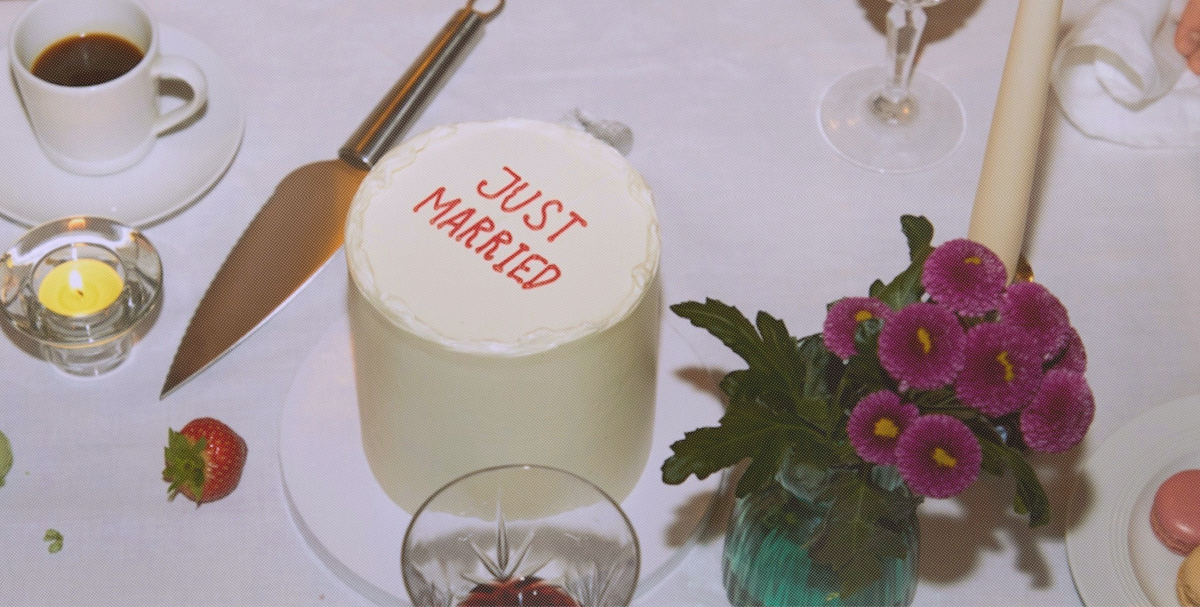 wedding cake that says "just married" on it