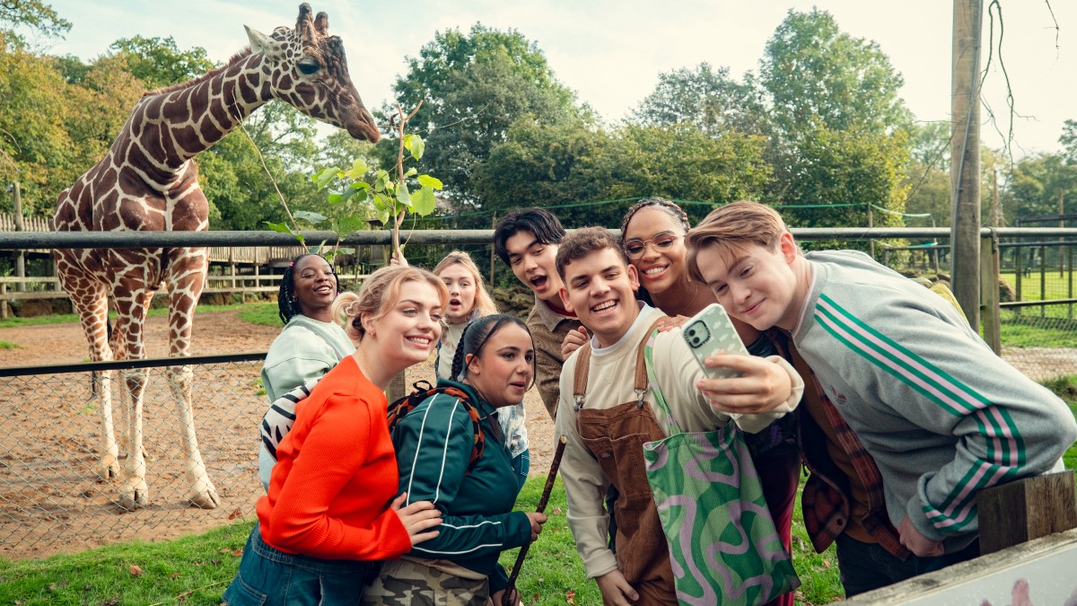 heartstopper: all of charlie's friends gather around for a selfie