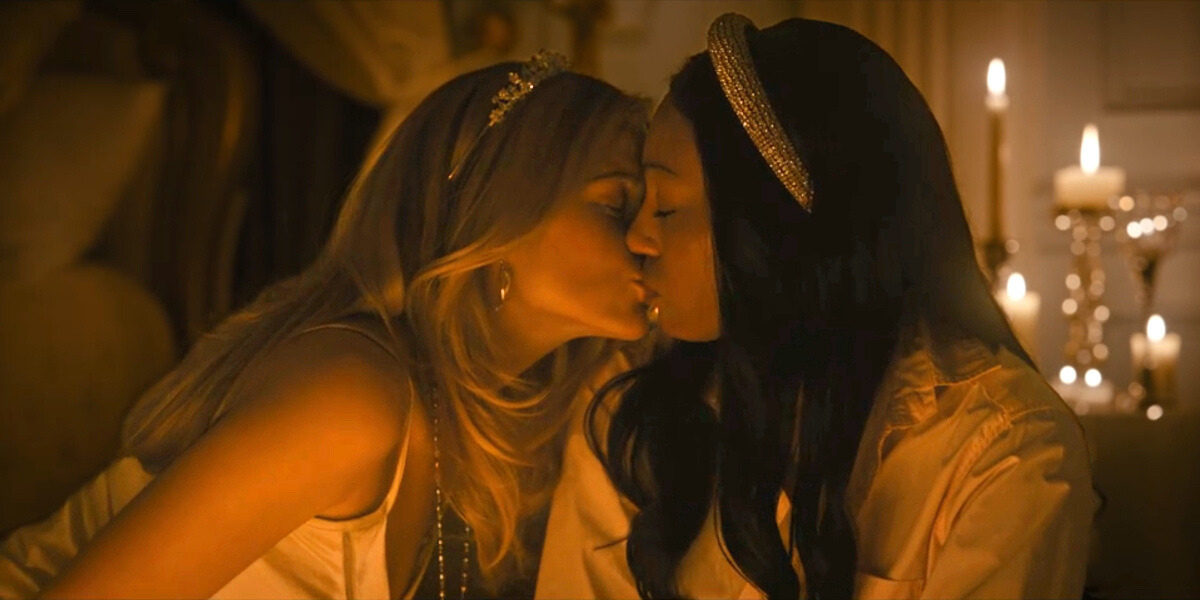 Caroline kisses Annie in low lighting at a rush event in the Cruel Intentions TV series